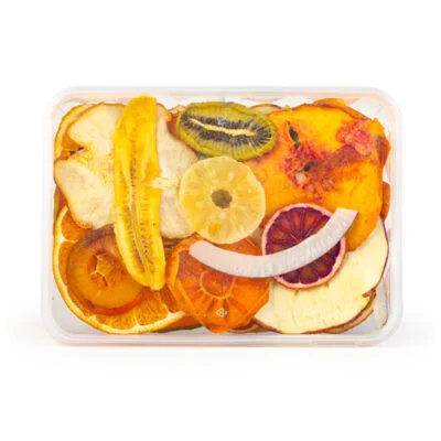 مخلوط میوه خشک، در ظرف درب دار تلقی، میان وعده ای سالم